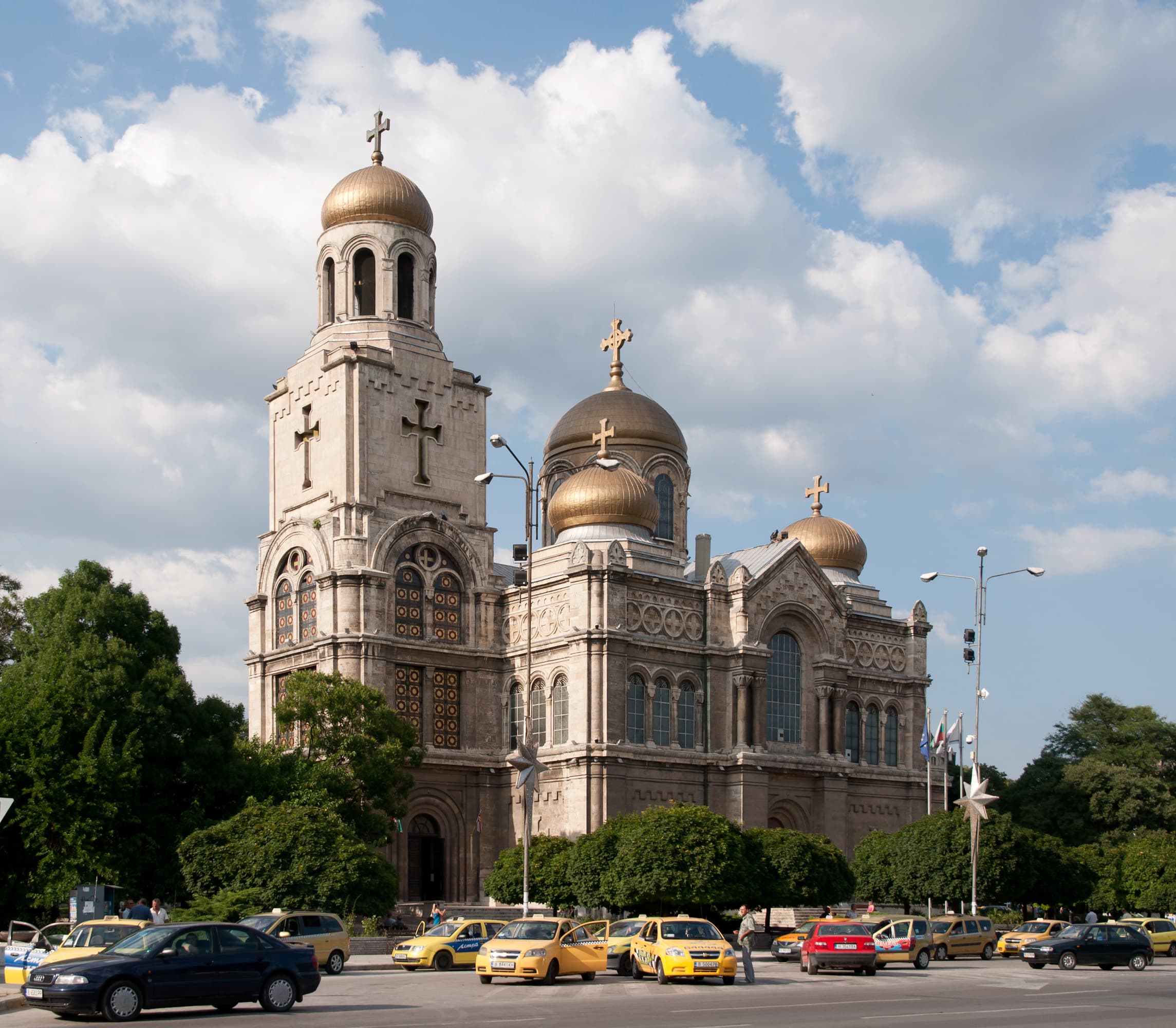 Катедралният храм „Успение Богородично“ във Варна